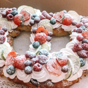 Saldais kliņģeris, dekorēts ar augļiem